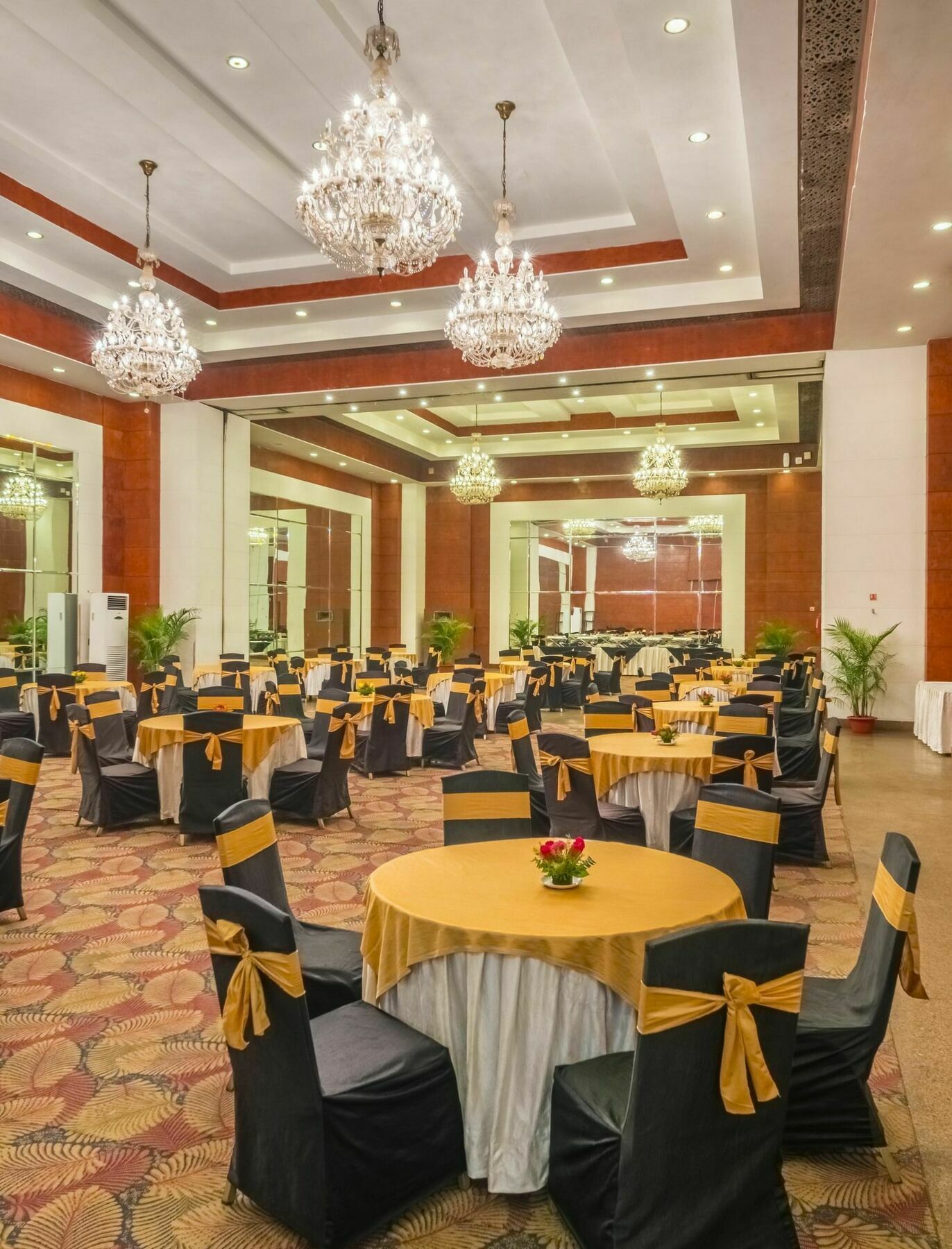 Hotel Hindusthan International, ブバネーシュワル エクステリア 写真